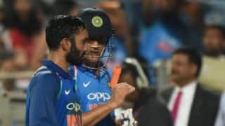 दिनेश कार्तिक ने छक्का लगाकर भारत को मैच जिताया, फैंस ने महेंद्र सिंह धोनी से तुलना की